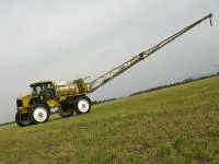 Самоходный опрыскиватель Challenger RoGator 700